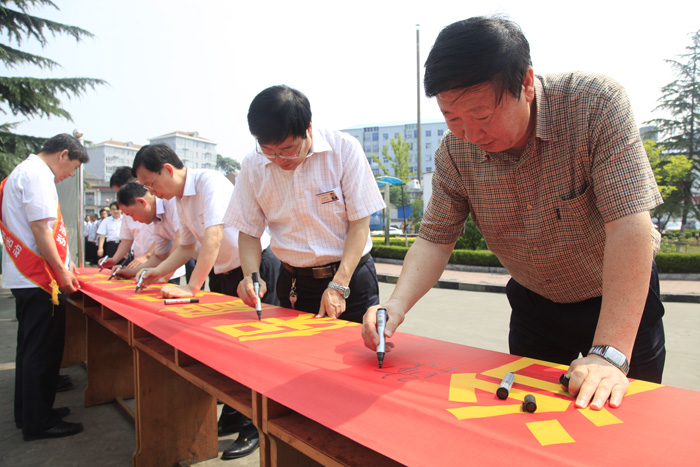 陈胜利总经理在大阳分公司参加安全生产宣传咨询日活动,要求坚守安全“红线”,牢固树立“零死亡”理念,强安全责任意识,认真开展好“责任落实年”的各项活动,学好用好新《安全生产法》。